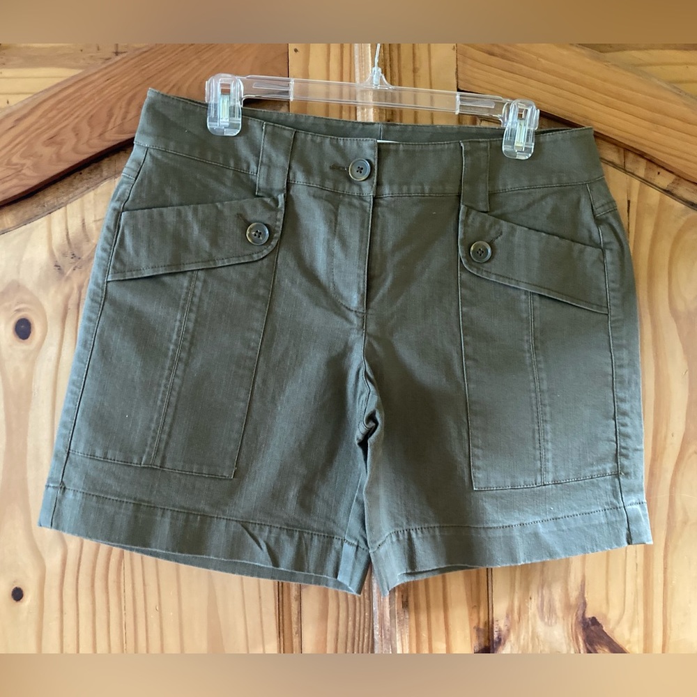 Women CAbi green flat front chino shorts size 10